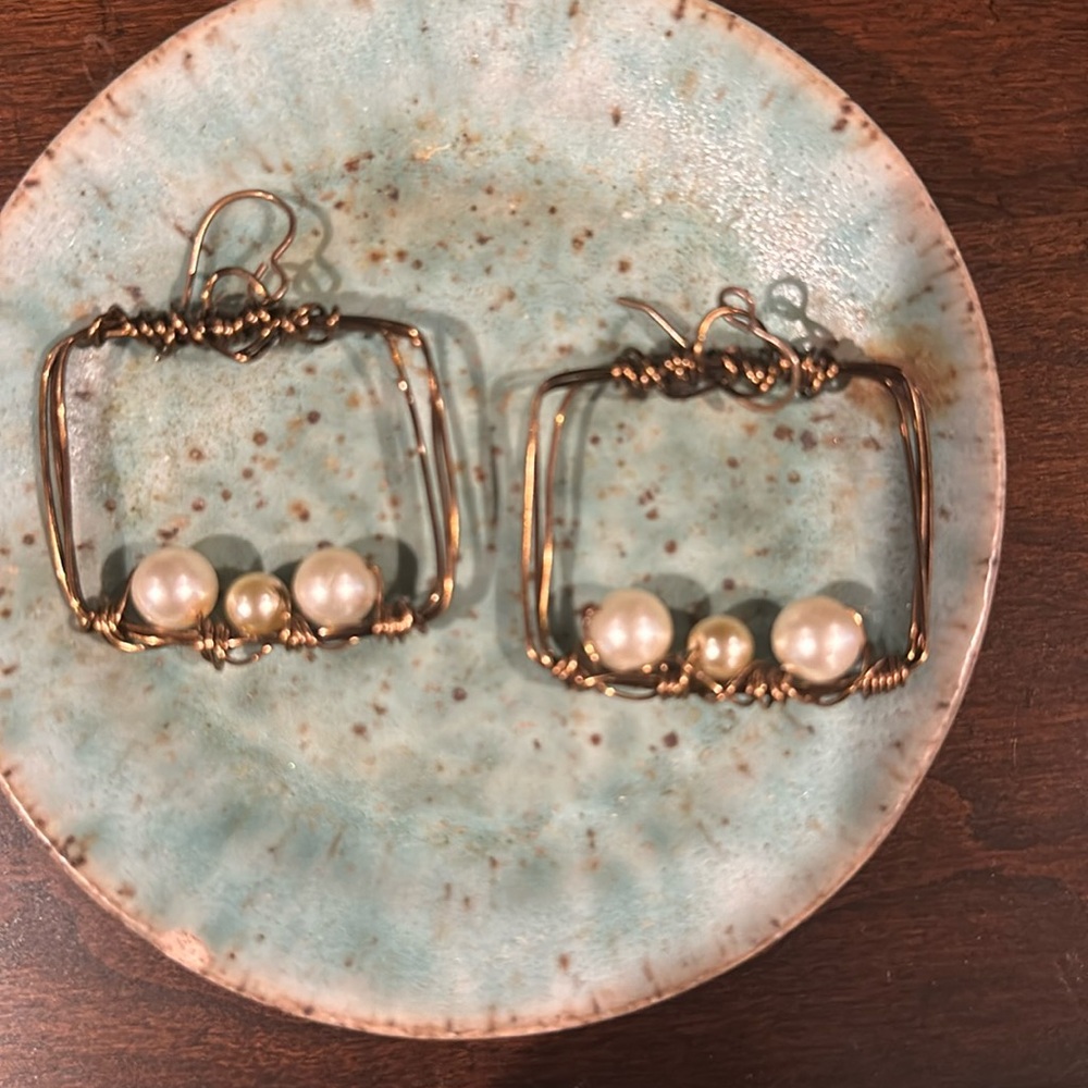 Wire pearl earrings